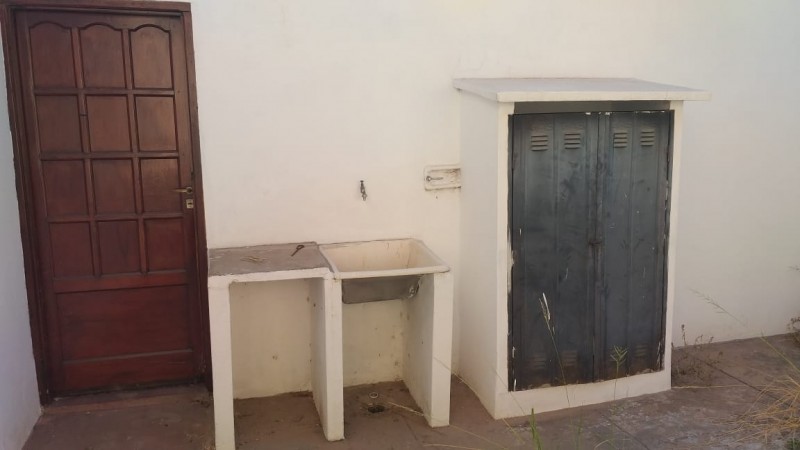 SE VENDE CASA. CALLE 12 E/ 123 Y 125 - B° MITRE.